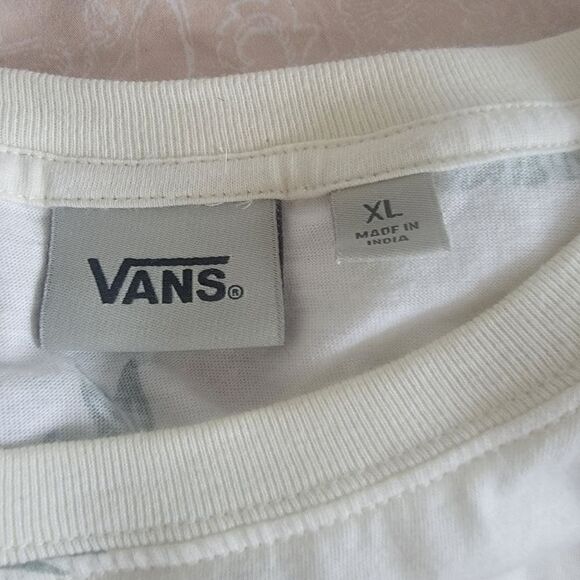 Vans Men's Short Sleeved T-Shirt with Asian Inspired Print. Size XL - Picture 2 of 10